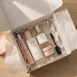 Coffret de soins et de maquillage doux ouvert sur un bureau