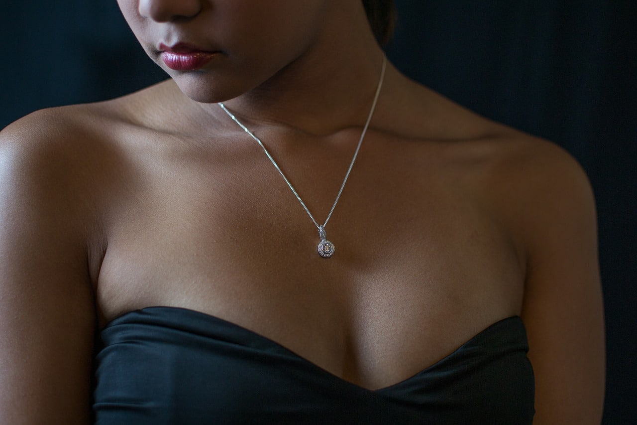 Quel collier avec une robe noire ? Belle & Unique