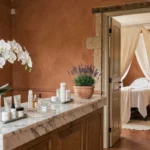 Intérieur élégant d'un institut de beauté dans le Var avec comptoir en marbre et produits de soin disposés avec soin